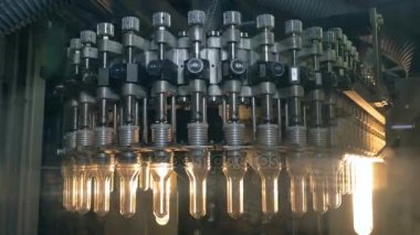 Plastik, Pet şişe üzerinde bir plastik şişe Üretim Fabrikası'nda bir konveyör taşıma.