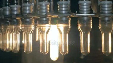 Plastik, Pet şişe üzerinde bir plastik şişe Üretim Fabrikası'nda bir konveyör taşıma.