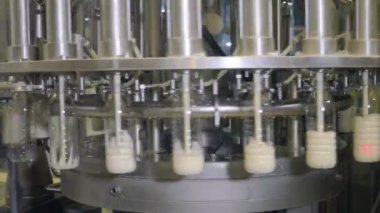 Endüstriyel ekipman süt Üretim Fabrikası'nda şişeler dökülen süt.