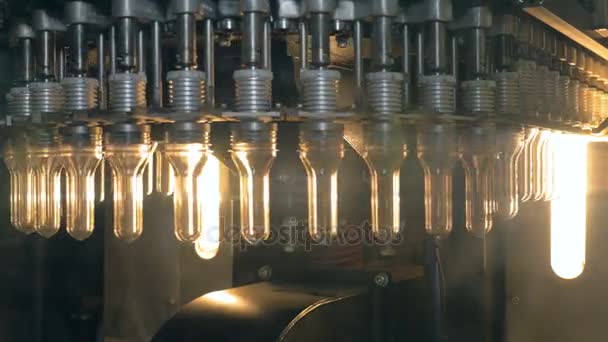 Plastique, bouteilles en PET se déplaçant sur un convoyeur dans une usine de production de bouteilles en plastique . — Video