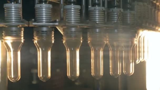 Plástico, botellas de PET moviéndose en un transportador en una fábrica de producción de botellas de plástico . — Vídeos de Stock