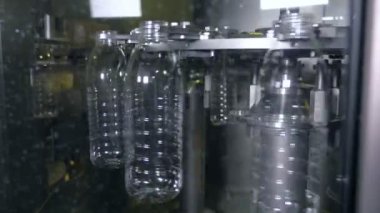 Bir makine kullanım için hazırlanıyor, dönen boş plastik şişe.