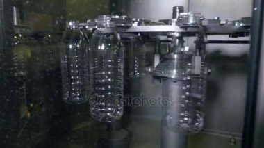 Bir makine kullanım için hazırlanıyor, dönen boş plastik şişe.