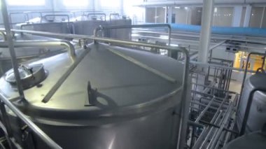 Üretim tankları, birahane, depolar. Pipline bir bira fabrikası'nda.