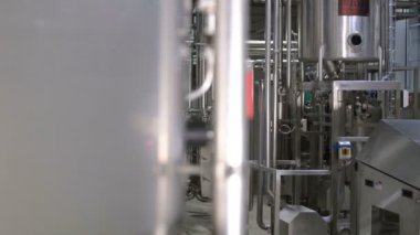 Modern karmaşık teknolojik endüstriyel ekipman bir bira. Steadycam atış.