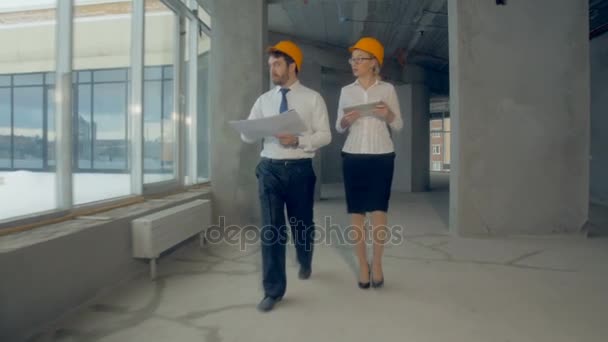 Architecte et investisseur, hommes d'affaires vérifiant les nouveaux bâtiments dans la construction intérieure. Mouvement fluide de la caméra, prise de vue steadycam . — Video