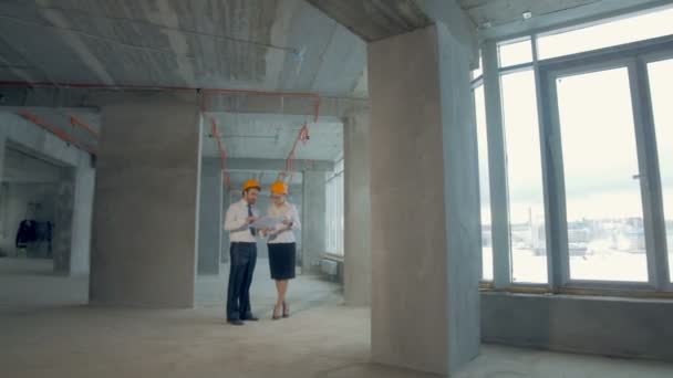 Architetto e investitore, uomini d'affari che controllano la costruzione di nuovi edifici. Movimento della fotocamera liscio, scatto steadycam . — Video Stock