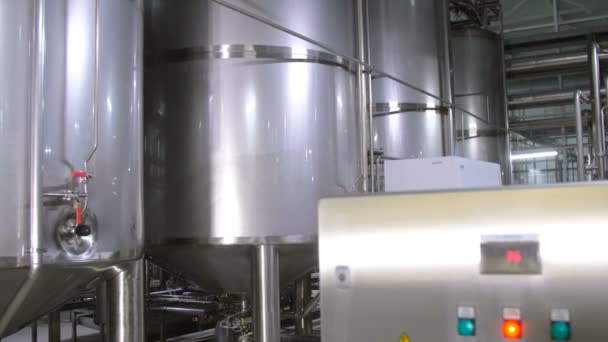 Moderne complexe technologische industriële apparatuur op een brouwerij. Steadycam schot. — Stockvideo