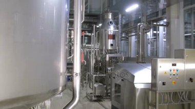 Bira depolama tankları. Bira fabrikası kapalı. Steadycam atış.