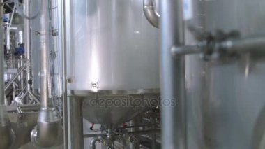 Üretim tankları, birahane, depolar. Pipline bir bira fabrikası'nda.