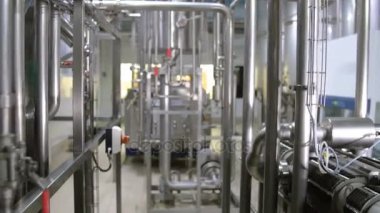 Modern karmaşık teknolojik endüstriyel ekipman bir bira. Steadycam atış.