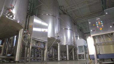 Bira depolama tankları. Bira fabrikası kapalı. Steadycam atış.