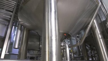 Üretim tankları, birahane, depolar. Pipline bir bira fabrikası'nda.