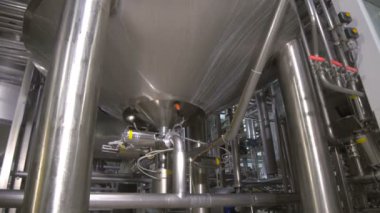Bira depolama tankları. Bira fabrikası kapalı. Steadycam atış.