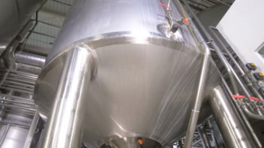 Üretim tankları, birahane, depolar. Pipline bir bira fabrikası'nda.