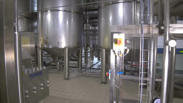 Opslagtanks in brouwerij. Brouwen fabriek binnenshuis. Steadycam schot. — Stockvideo