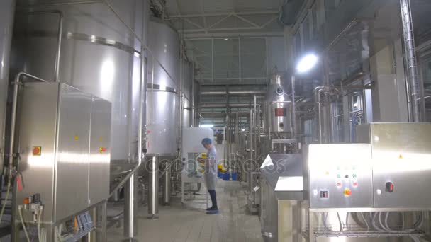Productie tanks, opslagplaatsen in een brouwerij. Pipline in een brouwerij-fabriek. — Stockvideo