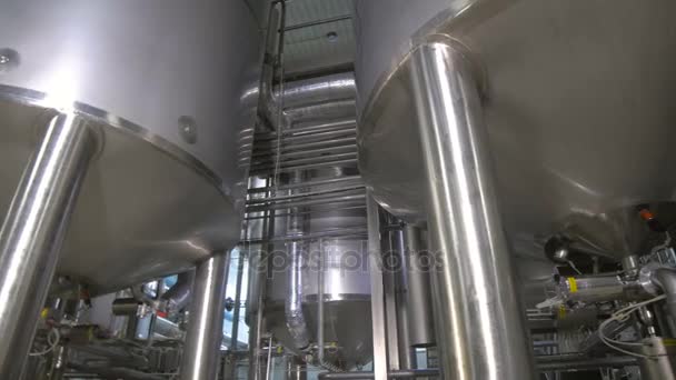 Tanques de producción, almacenes en una cervecería. Pipline en una fábrica de cerveza . — Vídeo de stock
