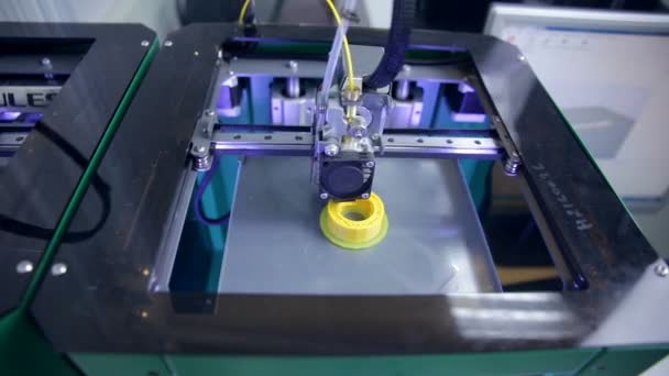 Timelapse. Drukowanie 3D z tworzyw sztucznych włókien drutu na drukarce 3d. — Wideo stockowe