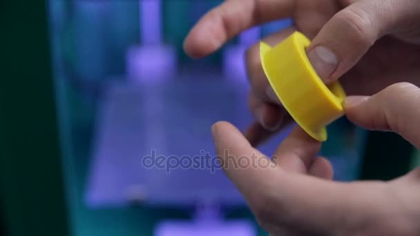 Человек проверяет продукт, напечатанный на 3D принтере . — стоковое видео
