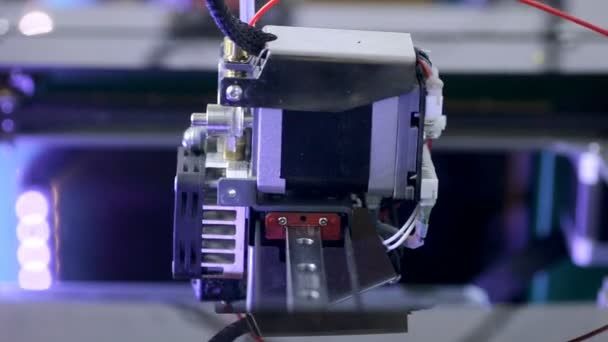 3D-printers afdrukken plastic model met Plastic draad gloeidraad werken. — Stockvideo