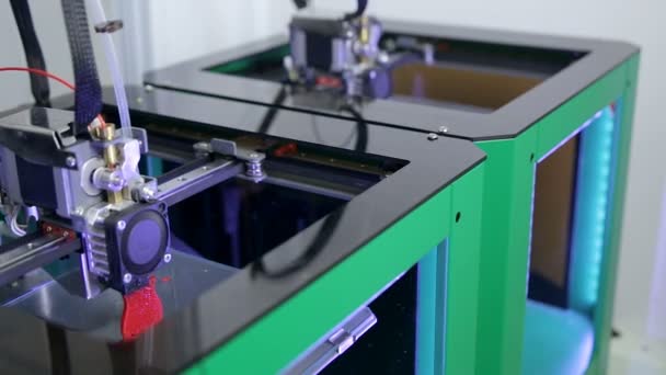 Varias impresoras 3D trabajando en la impresión de modelo de plástico con filamento de alambre de plástico . — Vídeos de Stock