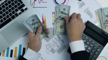 İşadamı sayım yüz dolar faturaları eller.