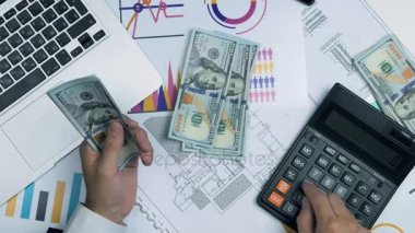 Erkek el sayısı kar, yüz dolar faturaları. Yakın çekim. Görünümünün üst.