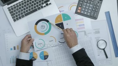 PC, hesap makinesi, finansal ölçüm masasında çalışan iş adamı. Görünümünün üst.