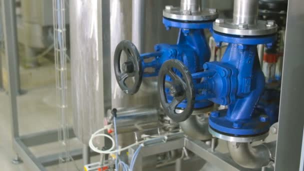 Moderno complejo tecnológico industrial equipo de purificación de agua . — Vídeos de Stock