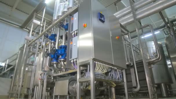 Moderna komplexa tekniska industriella vattenreningsutrustning. — Stockvideo