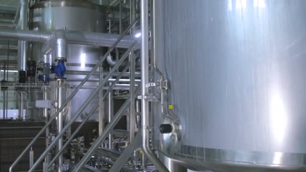 現代の水処理洗浄装置。クリーニング工場の汚染された水. — ストック動画
