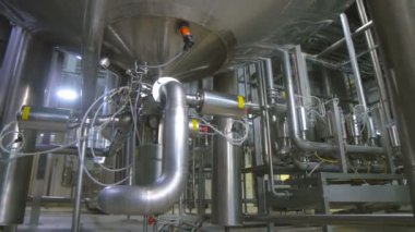 Su arıtma, su arıtma için büyük rezervuar tanklar. Biyogaz üretimi.