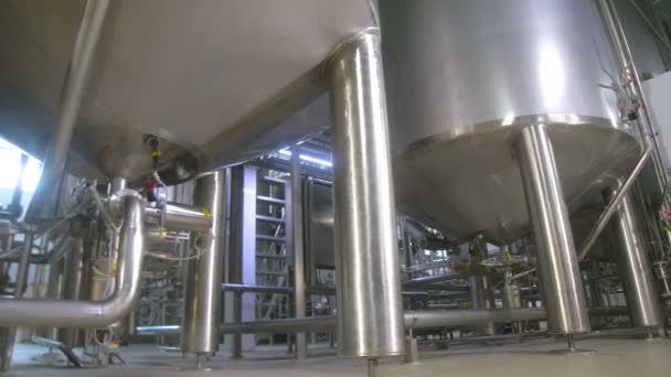 Obrovské nádrže nádrže pro úpravu vody, čištění vody. Výroba bioplynu. — Stock video
