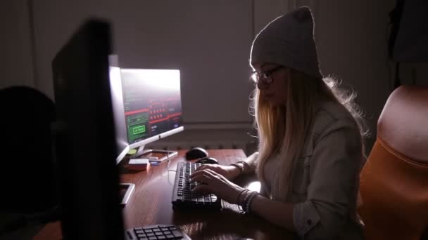Hacker codering, virtuele cyber aanval concept. — Stockvideo