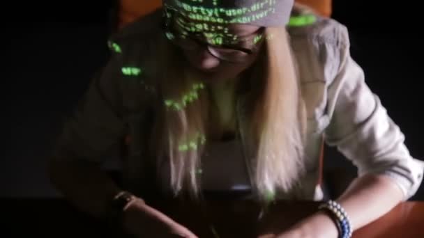 Femme hacker travaillant dans la chambre noire . — Video