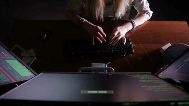 Female hacker working in dark room. — Stock Video