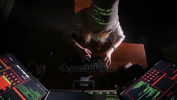 Mulher jovem em dados de entrada escuros, códigos de computador, quebrando o sistema de segurança . — Vídeo de Stock