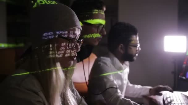 Mladý hacker tým pracuje na počítači. Počítačová kriminalita, cyber útok koncept. — Stock video