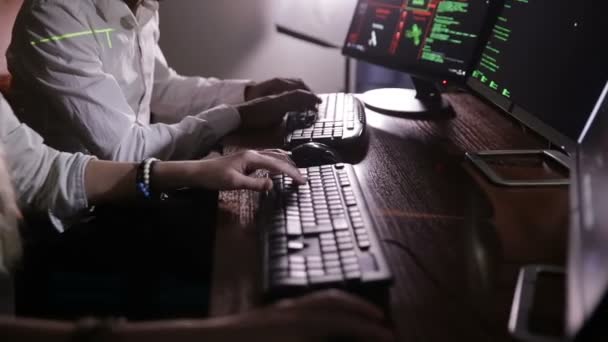 Genç hacker ekibi bir bilgisayarda çalışıyor. Siber Suçlar, siber saldırı kavramı. — Stok video