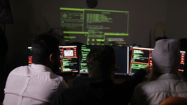 Молодий хакер команди, яка працює на комп'ютері. Кіберзлочинність, кібер-атаки концепції. — стокове відео