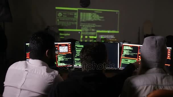 Fiatal hacker csapat dolgozik a számítógépen. Számítógépes bűnözés, cyber támadás koncepció. — Stock videók