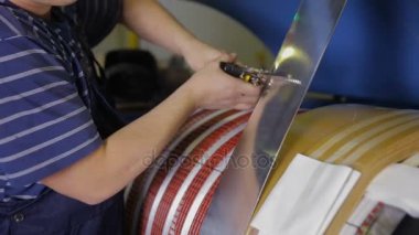 İşçi kesim sac makas ile kesme.