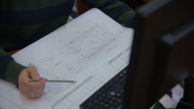 Mimar planları ve bilgisayar ile çalışma.