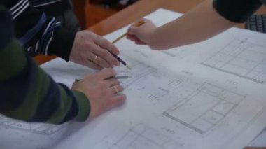 Mühendis planı ile ofiste çalışıyor.