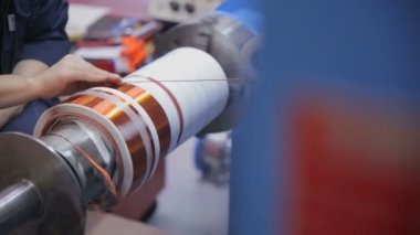 Bakır tel şekillendirme makine. Transformatör, elektrik motoru üretimi için modern endüstriyel donatım.