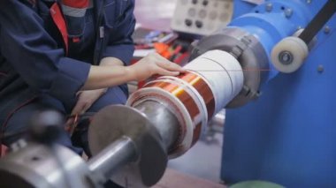 Bakır tel şekillendirme makine. Transformatör, elektrik motoru üretimi için modern endüstriyel donatım.