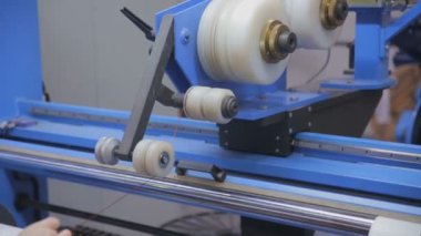 Bakır tel şekillendirme makine. Transformatör, elektrik motoru üretimi için modern endüstriyel donatım.