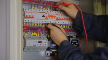 Elektrikçi elektrik sigorta kutusu denetimi devre kesiciler eller.