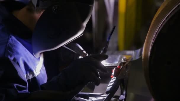 Slotenmaker Welder lassen machine-onderdelen. — Stockvideo